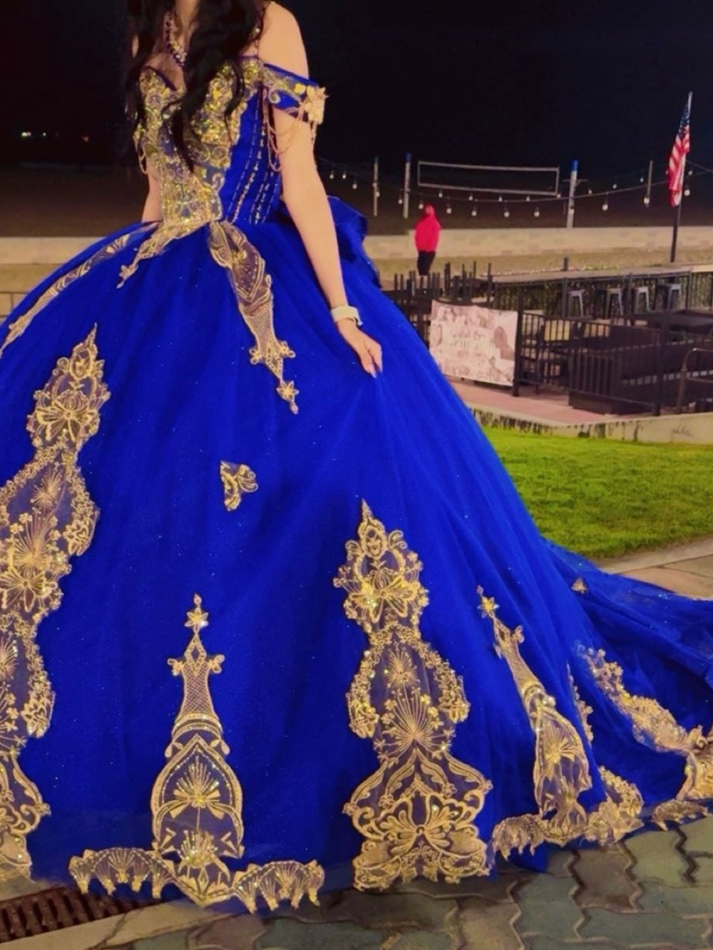 Royal Blue Off-Shoulder Quinceañera dress with Gold Embroidery + crinolina